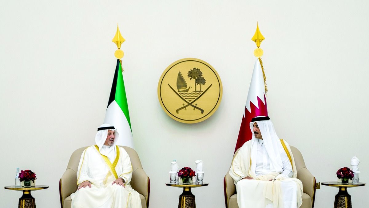 صاحب السمو يتقدم مستقبلي ممثل أمير الكويت