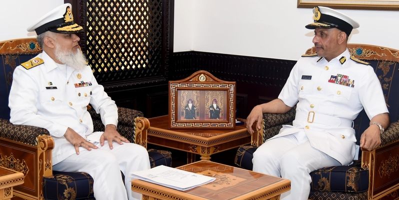 قائد البحرية السُّلطانية يستقبل وفد محادثات الأركان البحرية العُمانية الباكستانية
