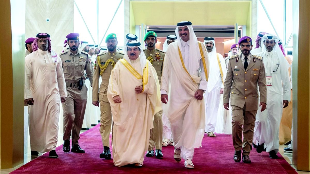 صاحب السمو يتقدم مستقبلي ملك البحرين