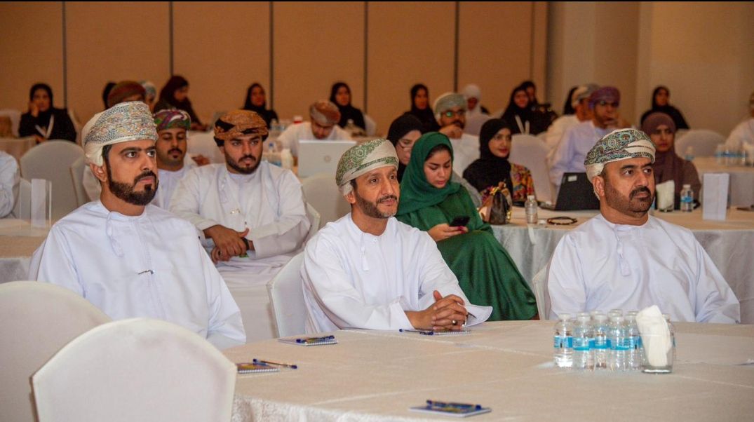محافظة مسقط تستعرض الفرص الاستثمارية والتقنية والابتكار في حوارها مع الشباب