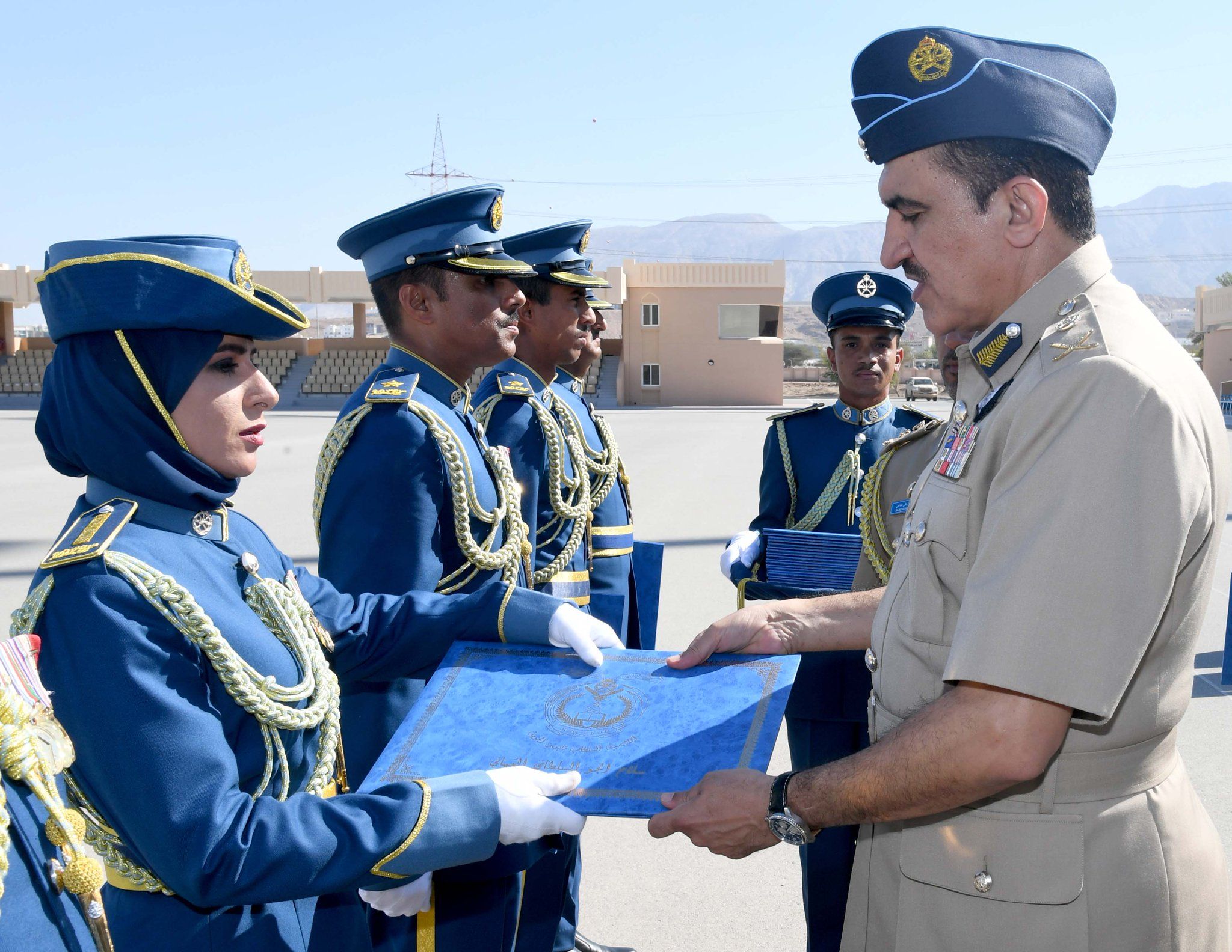 قائد سلاح الجو السلطاني يسلم البراءة السلطانية وشهادات الدبلوم في العلوم العسكرية للضباط الخريجين