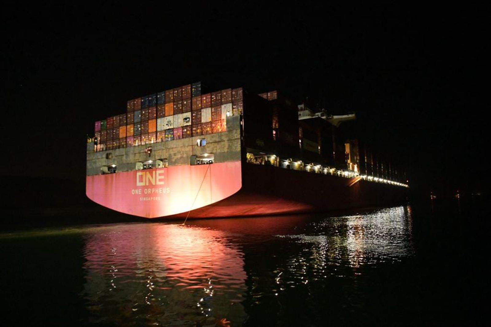 بعد تعرُّضها لعطل.. «وان أورفيوس» تستأنف رحلتها عبر قناة السويس