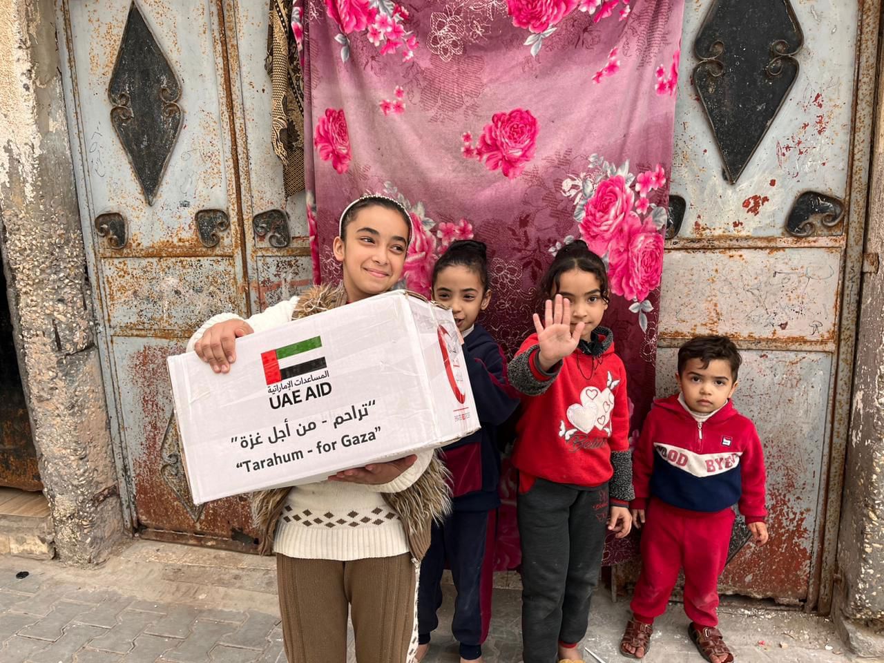 الهلال الأحمر الإماراتي يواصل توزيع الطرود الغذائية على أهالي قطاع غزة