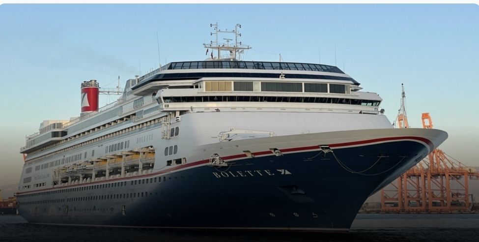 ميناء صلالة يستقبل سفينة سياحية