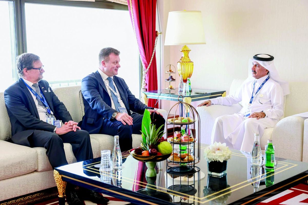 الحمادي يستعرض العلاقات  مع مسؤولي عدة دول