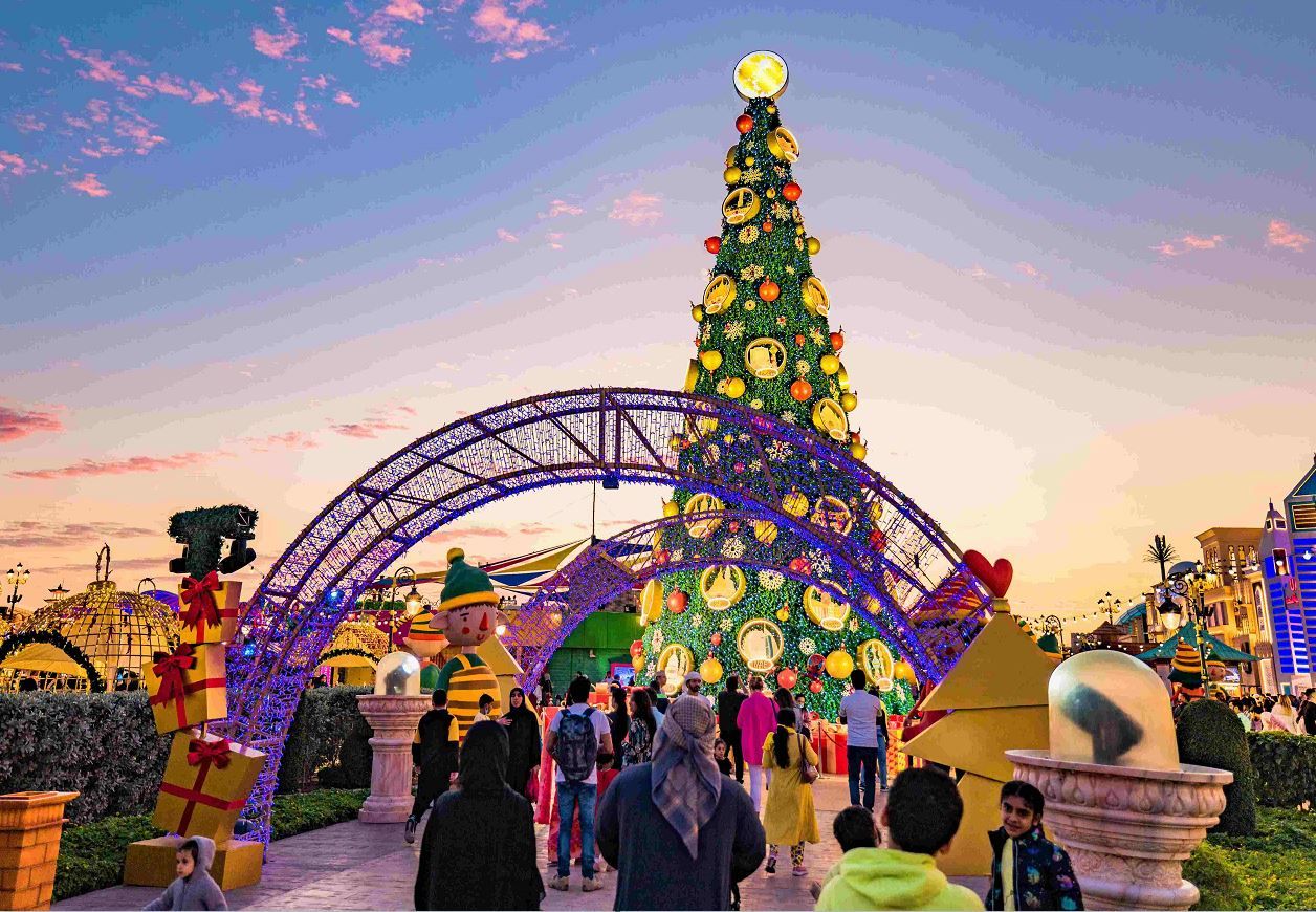 شجرة الأعياد بارتفاع 21 متراً في القرية العالمية وبابا نويل والأقزام يستقبلون الضيوف​