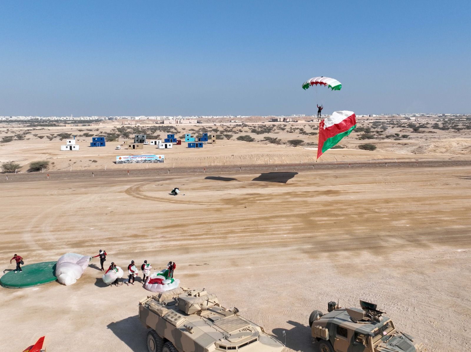 عروض عسكرية وتقليد ميداليات احتفاء بيوم قوات السلطان المسلحة