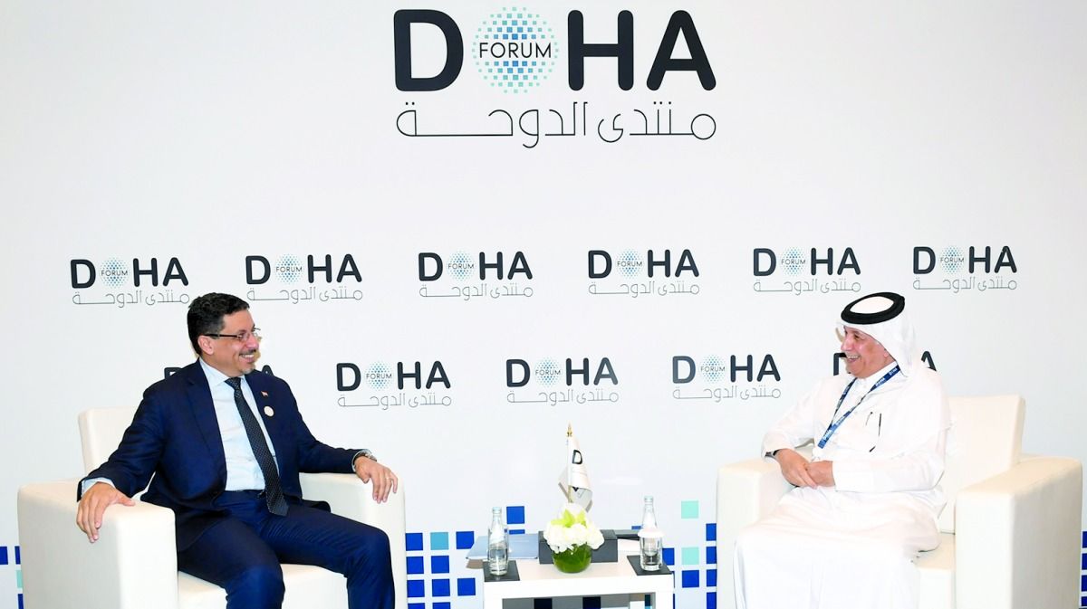 المريخي يجتمع مع مسؤولين مشاركين بالمنتدى