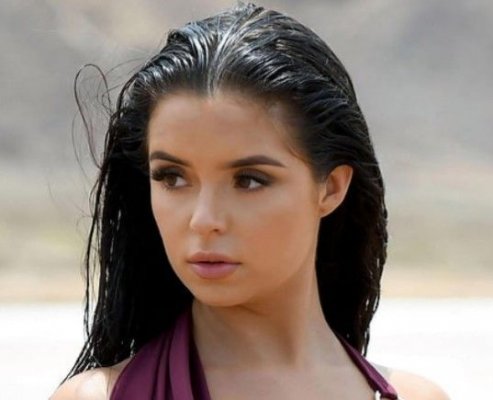 ديمي روز تستعرض حجم صدرها بحمالة صدر رقيقة جداً وشفافة وبصور جريئه للغاية