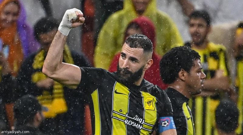 بنزيما يعادل ميسي.. ويقترب من رونالدو