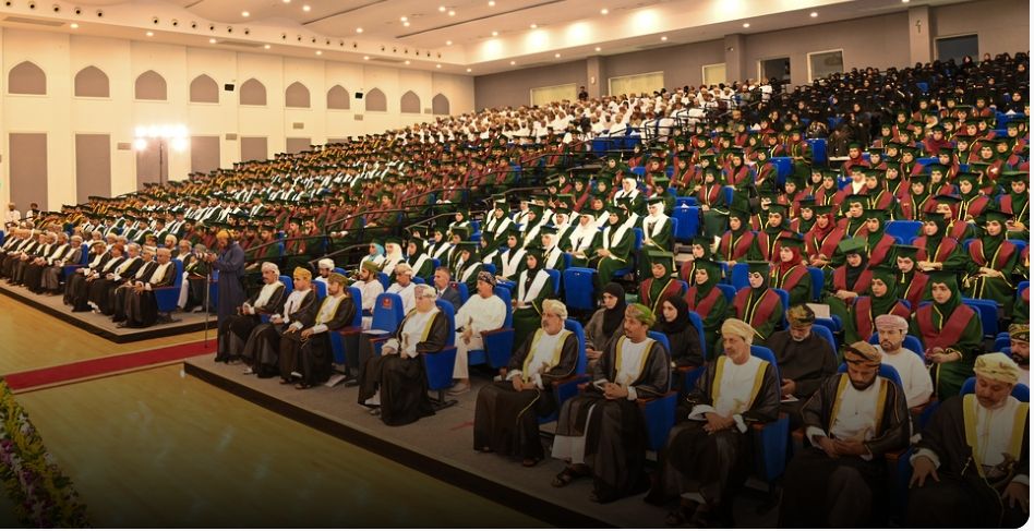 جامعة ظفار تحتفل بتخريج 647 من طلابها