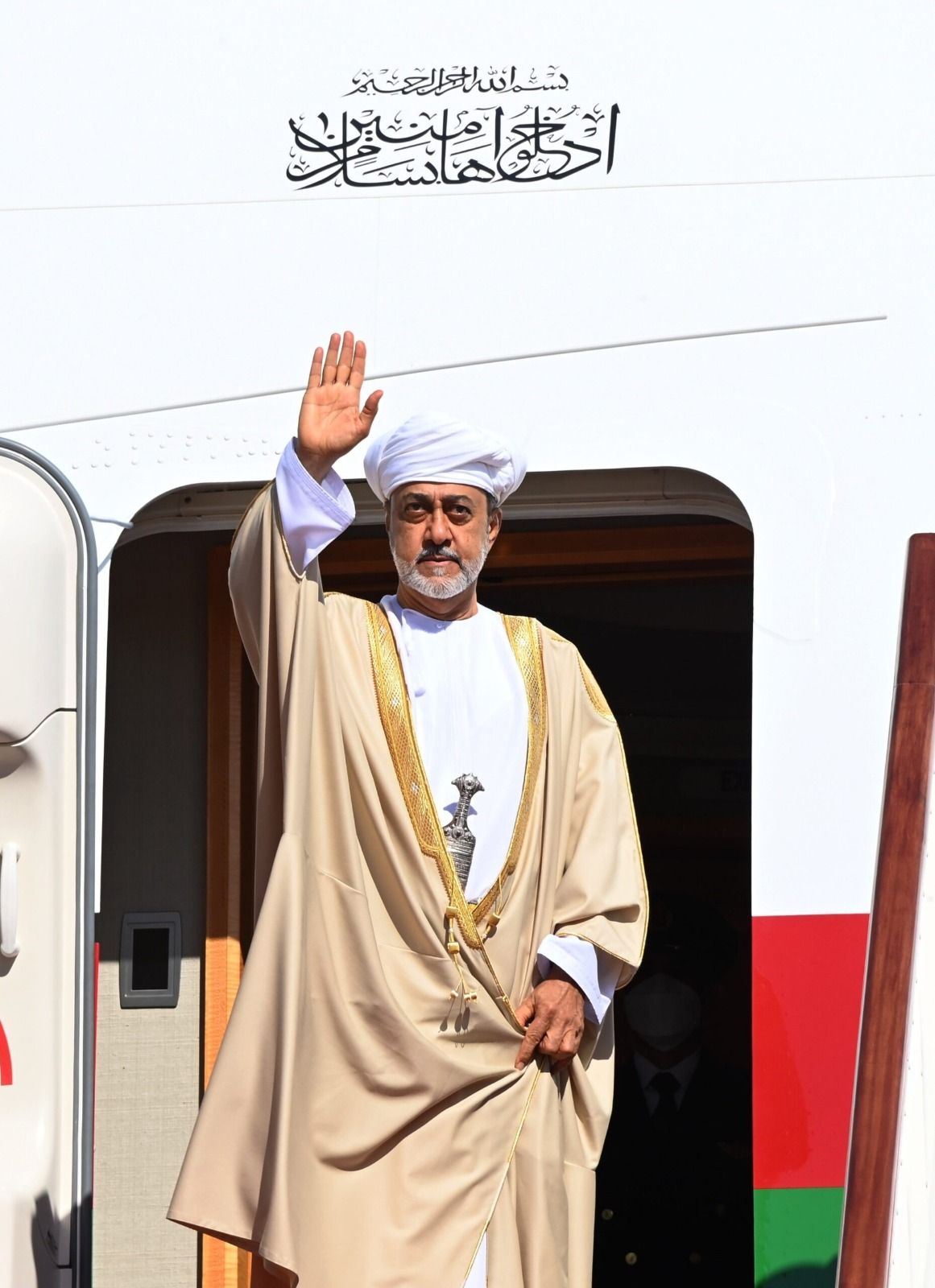 حفظ الله جلالة السلطان في حله وترحاله