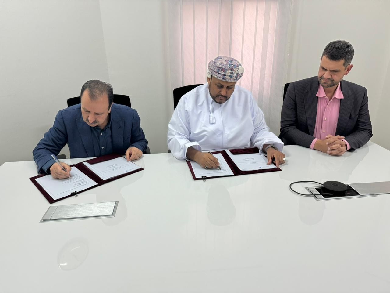 المنطقة الحرة بصلالة توقع اتفاقيتين بـ 165 مليون دولار أمريكي