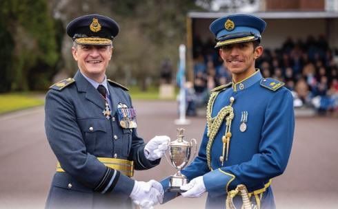 ملازم جوي عُماني يحصد جائزة أفضل ضابط دولي بالكلية الملكية الجوية ببريطانيا