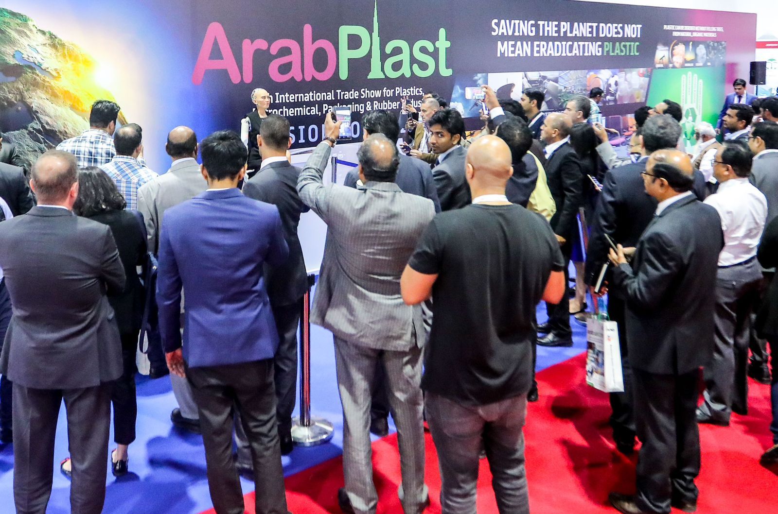 «عرب بلاست» يختتم اعماله في دبي بمشاريع بيئية بـ 323 مليون درهم