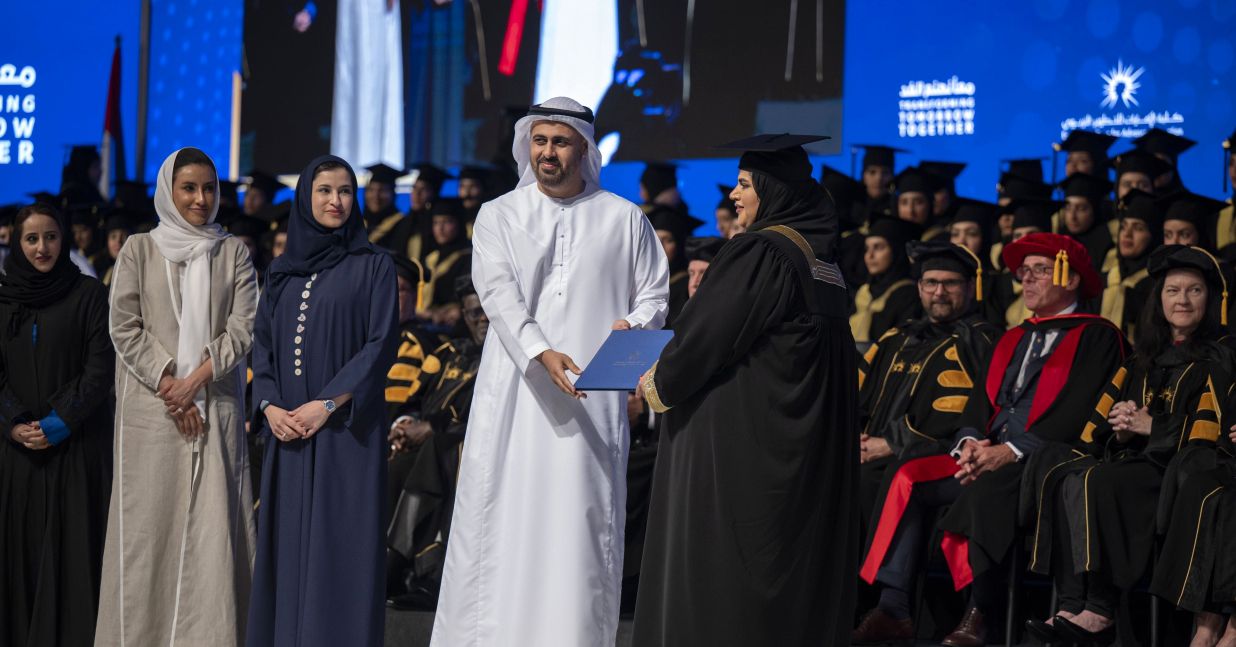 ذياب بن محمد يشهد حفل تخريج طلبة كلية الإمارات للتطوير التربوي