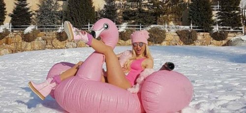 اشعلت المراهقين .. ميريام كلينك بـ "المايوه" على السرير تثير غرائز معجبيها