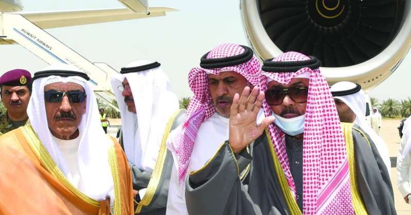 سمو الأمير الراحل يرد التحية لمودعيه في إحدى رحلاته