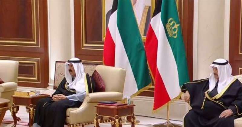 سمو الأمير يتقبل التعازي في المطار الأميري