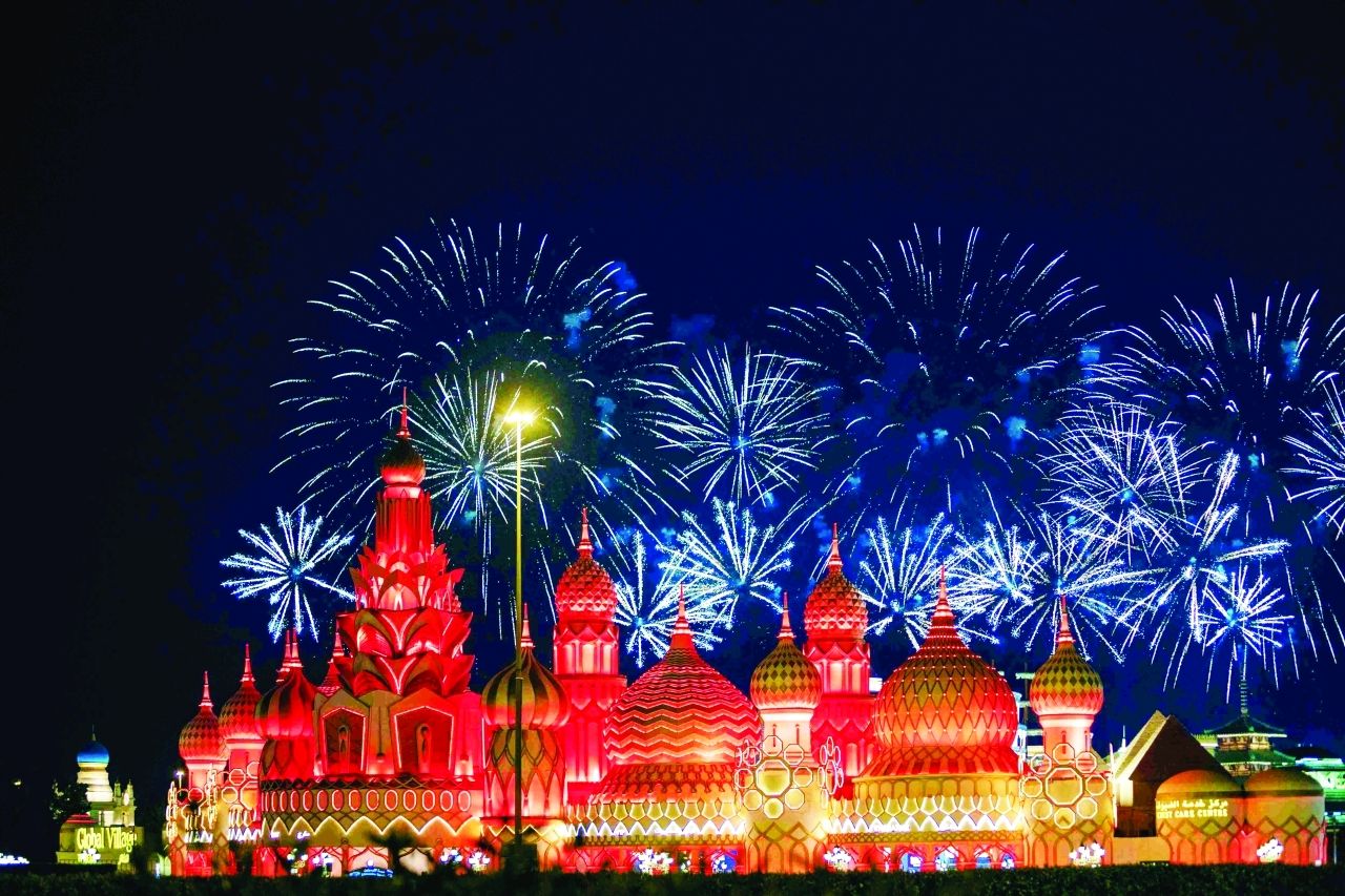 7 احتفالات في القرية العالمية بتوقيتات 7 دول في رأس السنة الجديدة