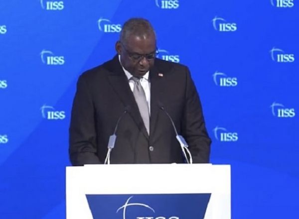  وزير الدفاع الأمريكي يعلن عن عملية متعددة الجنسيات في البحر الأحمر