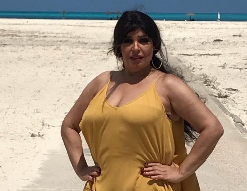 هزة يمين وهزة شمال .. فيفي عبده تستعرض ملبنها بقميص نوم