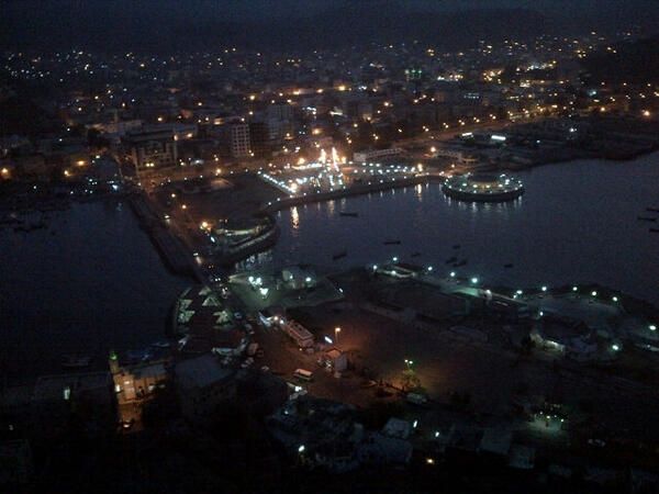 قتلى وجرحى إثر رمي مسلح قنبلتين على أقارب زوجته وسط مدينة عدن 