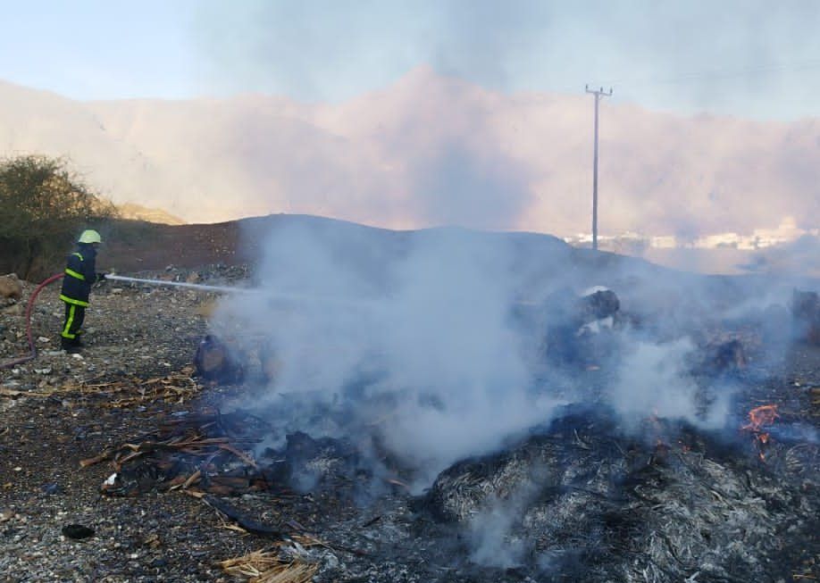 إخماد حريق شب في مزرعة بـ سمائل