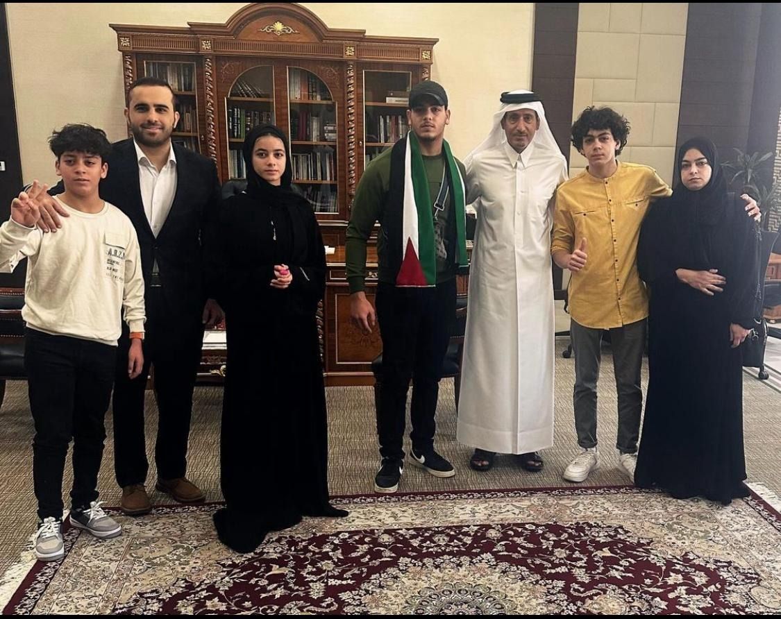 رئيس شبكة الجزيرة الإعلامية يستقبل أسرة الشهيد سامر أبو دقة 