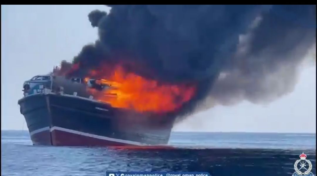 احتراق لنش بضائع قبالة سواحل ظفار.. ولا توجد إصابات