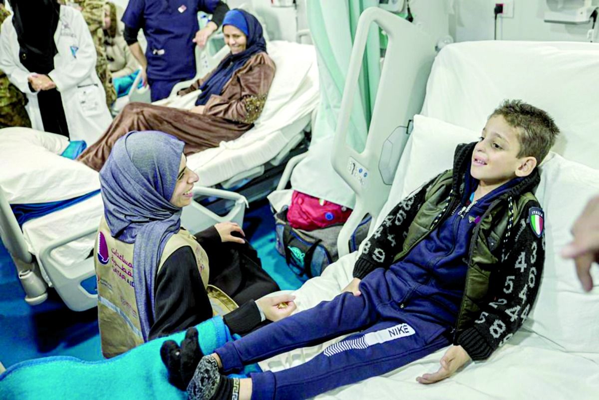 لولوة الخاطر تزور جرحى  فلسطينيين يعالجون بالعريش