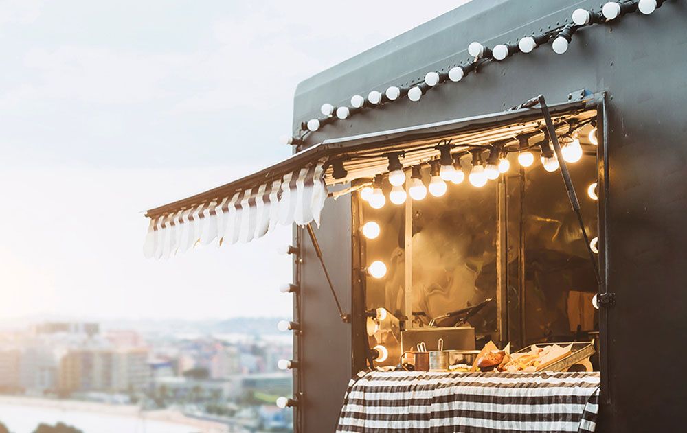 بلدية أبوظبي تعلن إيقاف خدمتي «إصدار وتجديد» وقوف عربات الطعام المتنقلة