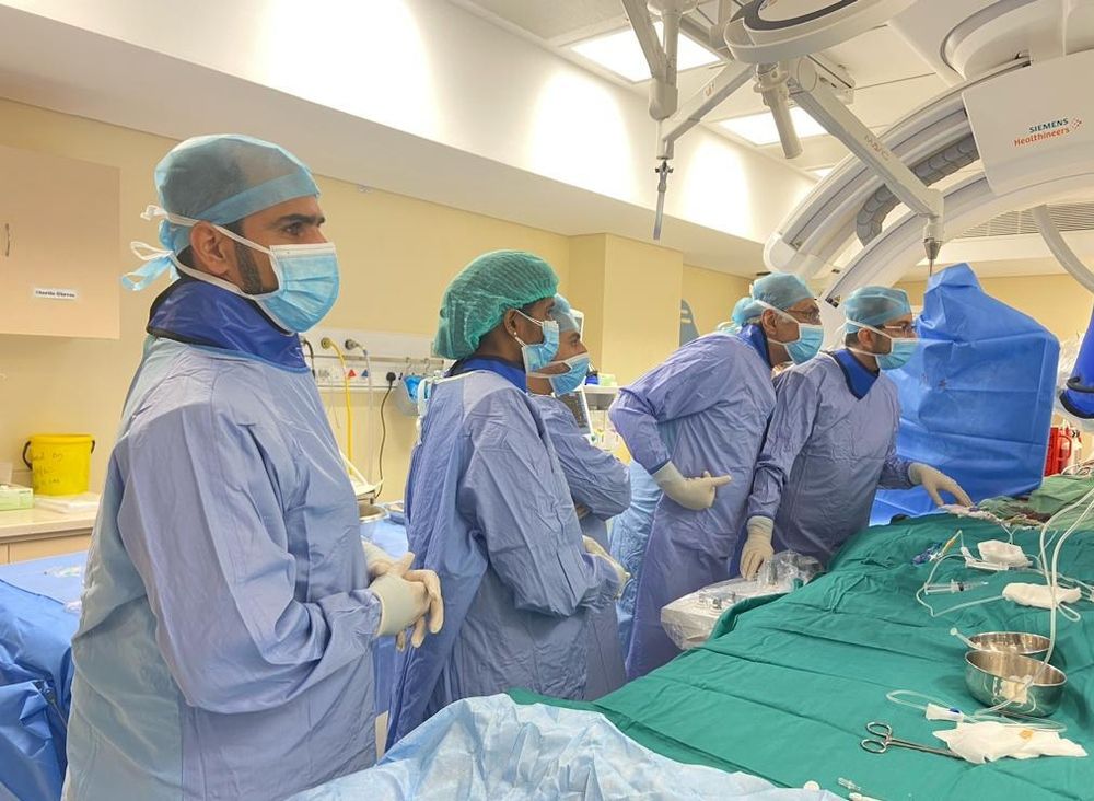 فريق طبي متخصص ينجح بإجراء عملية لطفلة عن طريق قسطرة الأوعية الدماغية