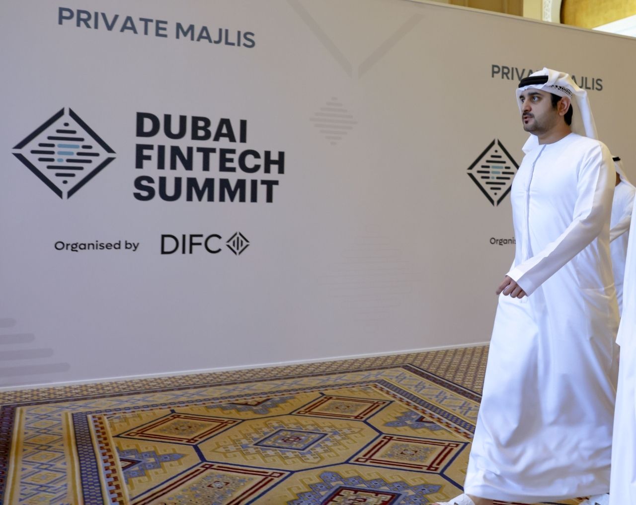 مكتوم بن محمد.. إنجازات ترسخ ريادة الإمارات المالية عالمياً