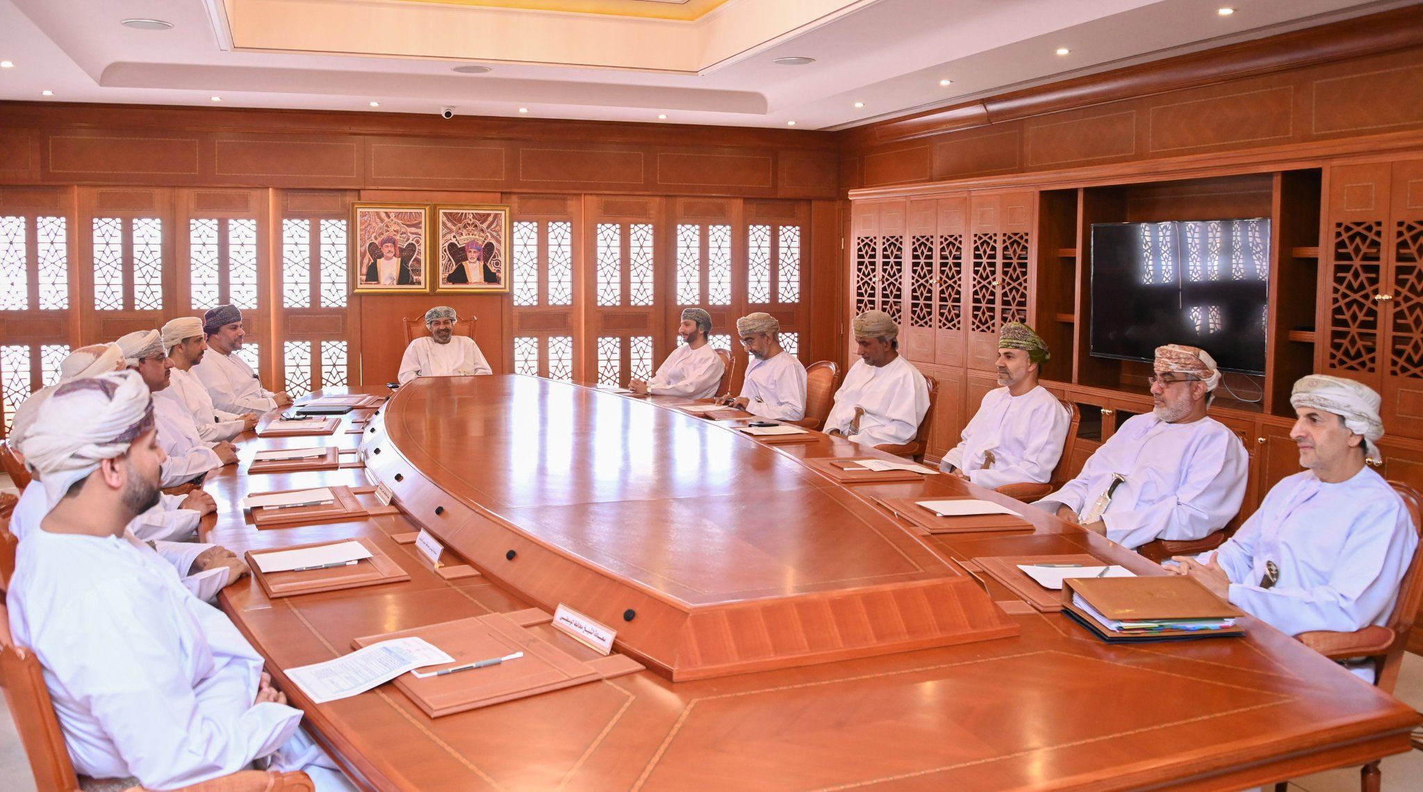 وزير الداخلية يؤكد للمحافظين على ضرورة تطوير العمل في المحافظات