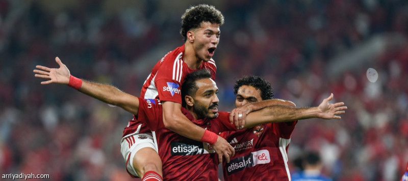 الأهلي يكسب فيوتشر.. ويتوج بكأس السوبر المصري