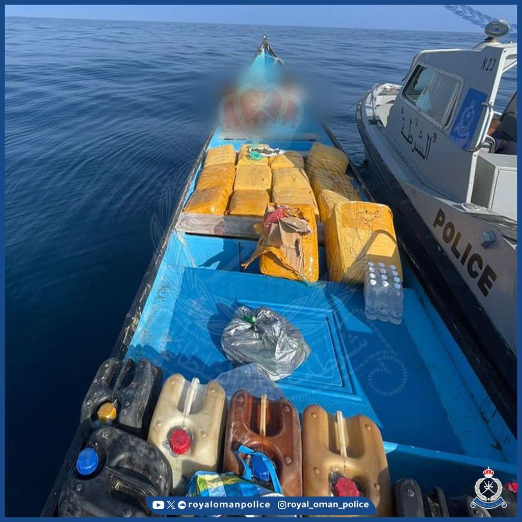ضبط 3 متسللين على متن قارب بـ ظفار