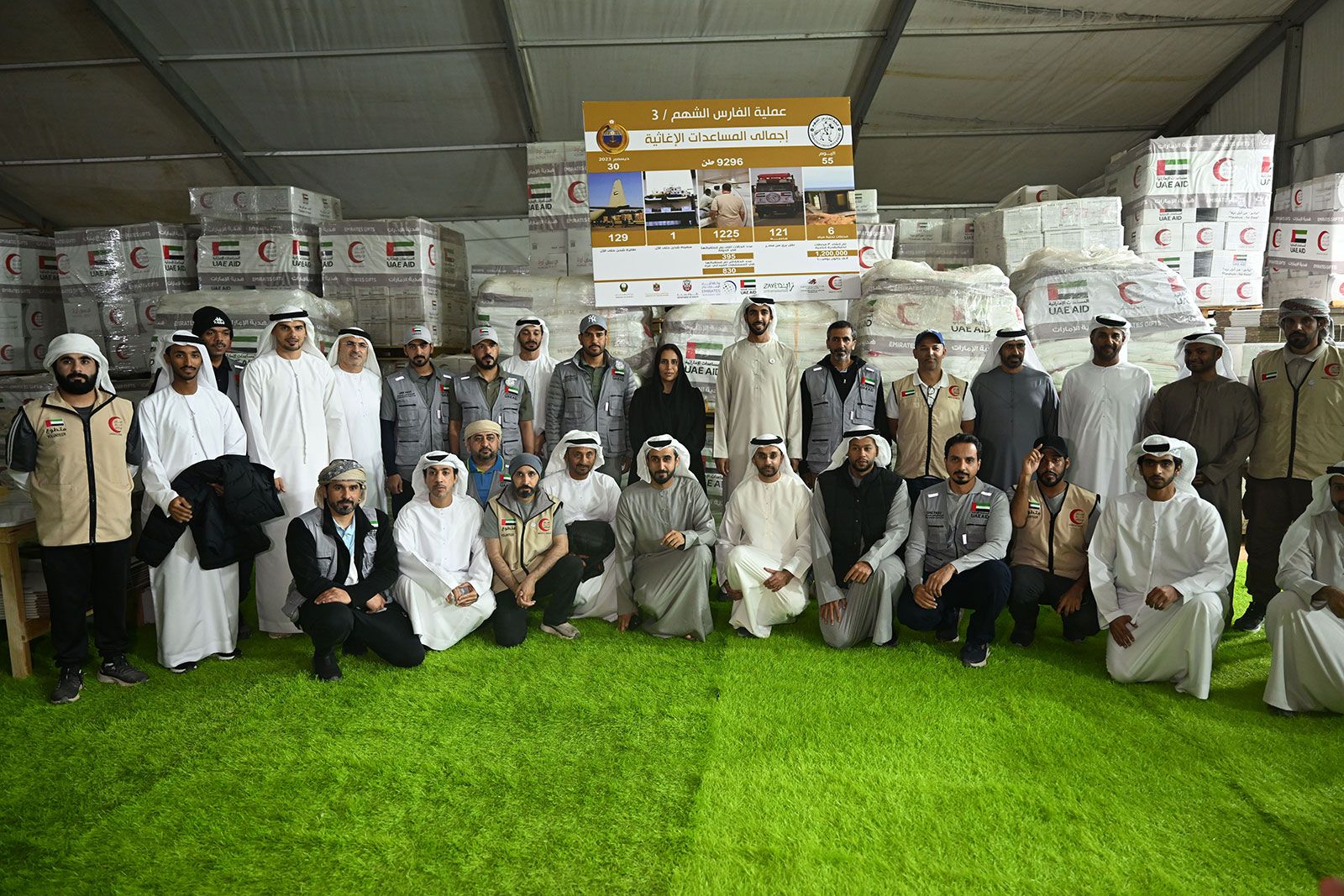 شخبوط بن نهيان يتفقد مستودعات المساعدات الإماراتية الإغاثية الموجهة إلى غزة في مدينة العريش المصرية