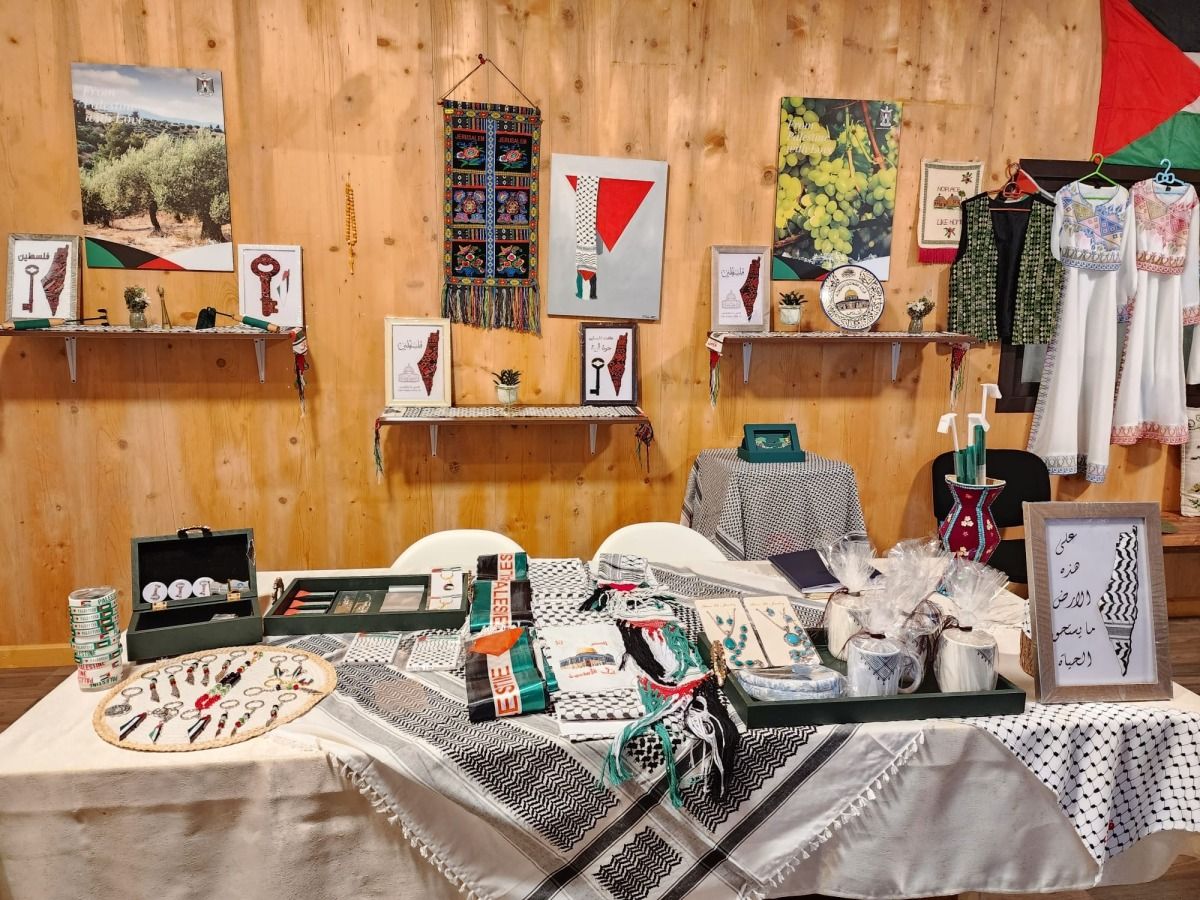 الحرف اليدوية تزيّن الجناح الفلسطيني