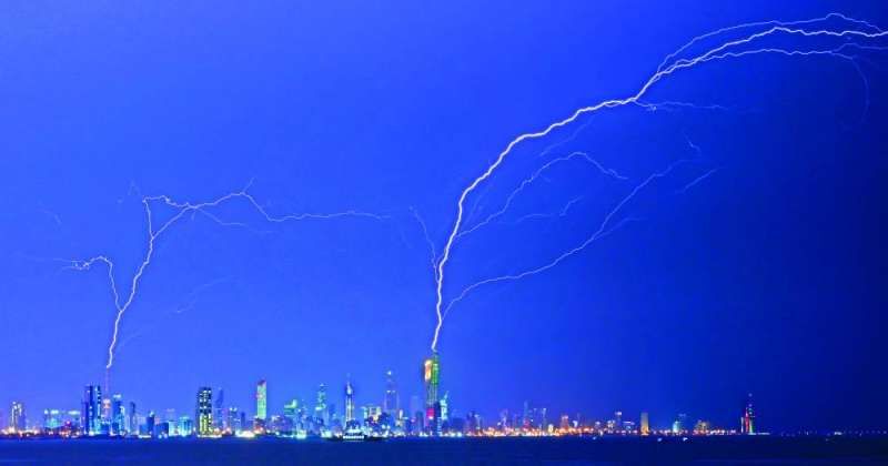 البرق يرسم لوحة فنية في سماء الكويت مساء أول من أمس (تصوير أسعد عبدالله)