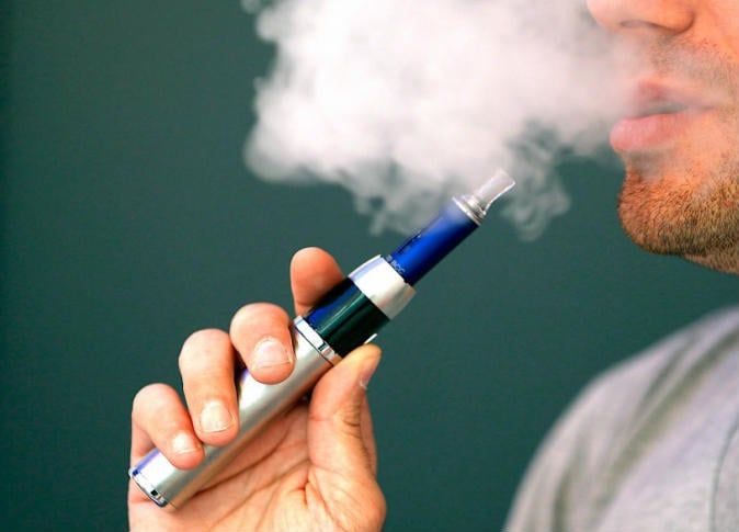 ألف ريال غرامة تداول السيجارة والشيشة الإلكترونية