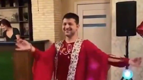 وصلة رقص شرقي ببدلة حمراء.. فيديو "زيلينسكي" يقلب التواصل