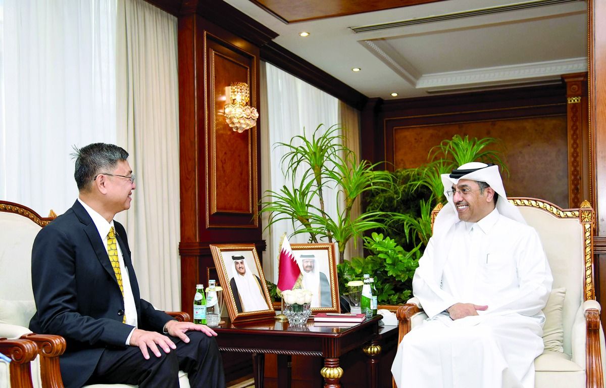 وزير العمل يجتمع مع السفير السنغافوري