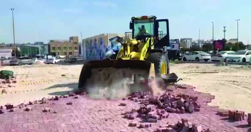 جرافات البلدية ردعت تجاوزات مكاتب السيارات في العارضية