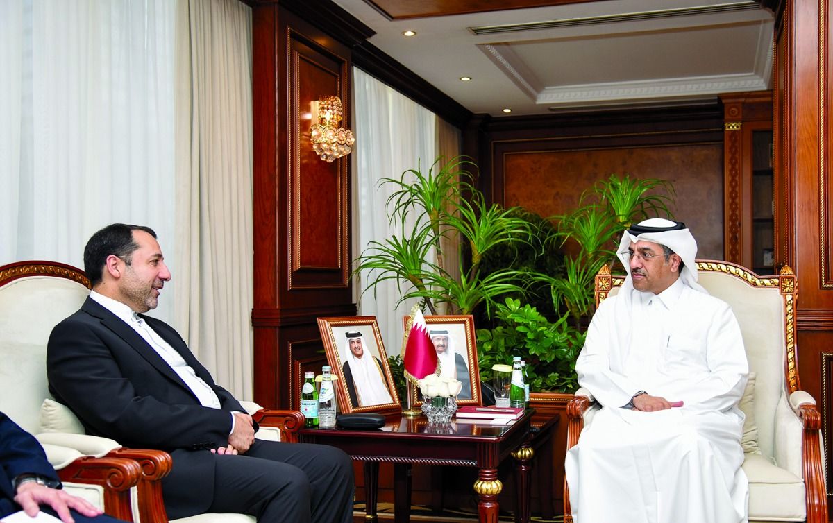 وزير العمل يجتمع مع السفير الإيراني