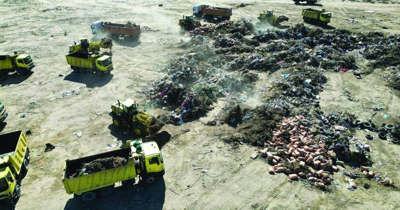 «البلدية» تُنظف «الوفرة الزراعية» من المخلفات