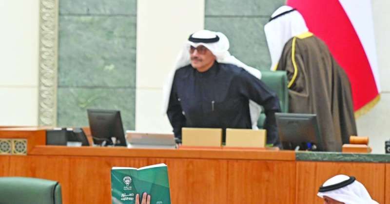داود معرفي ملوحاً بالدستور لرئيس المجلس ونائبه احتجاجاً على رفع الجلسة (تصوير أسعد عبدالله)