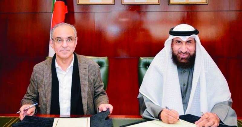 العتيبي والجسار خلال توقيع الاتفاقية
