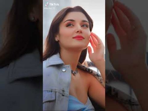 بقطعة قماش ممزقه.. هاندا ارتشيل تثير الجمهور وتظهر صدرها بوضوح.. في اوقح جلسة تصوير على الكرة الارضية