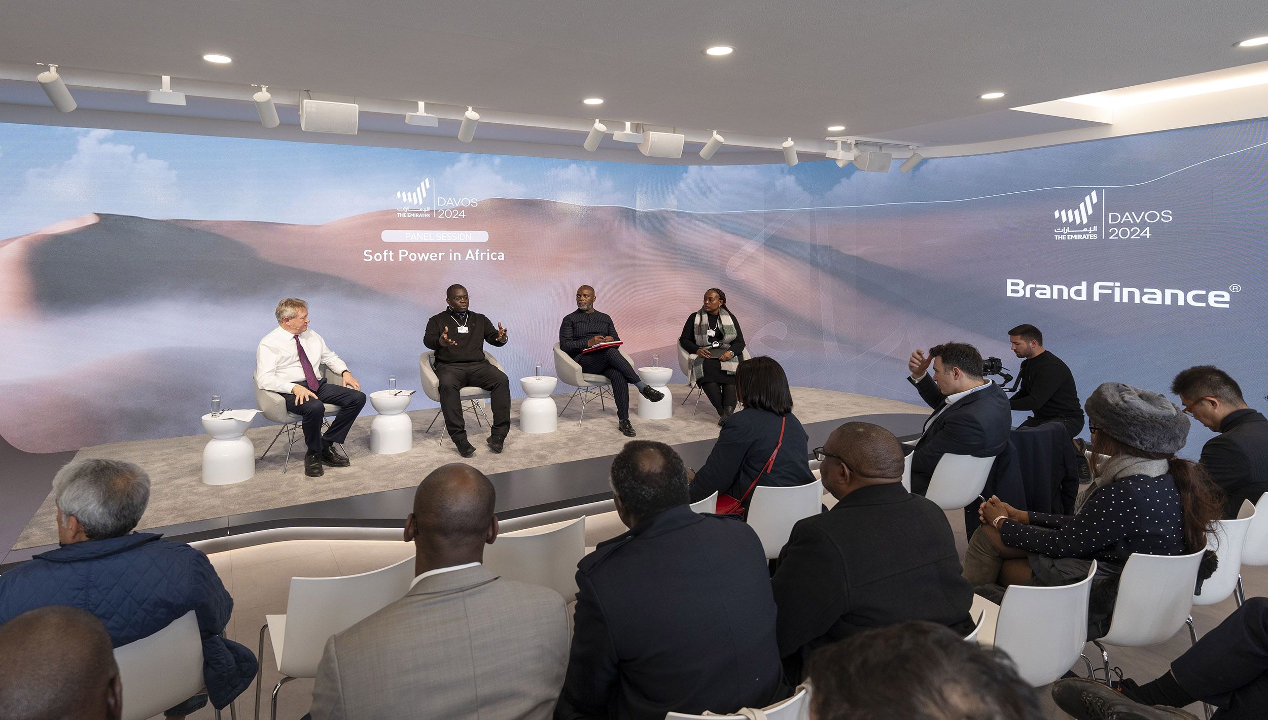 جناح الإمارات في دافوس يستضيف جلسة حول القوة الناعمة في أفريقيا